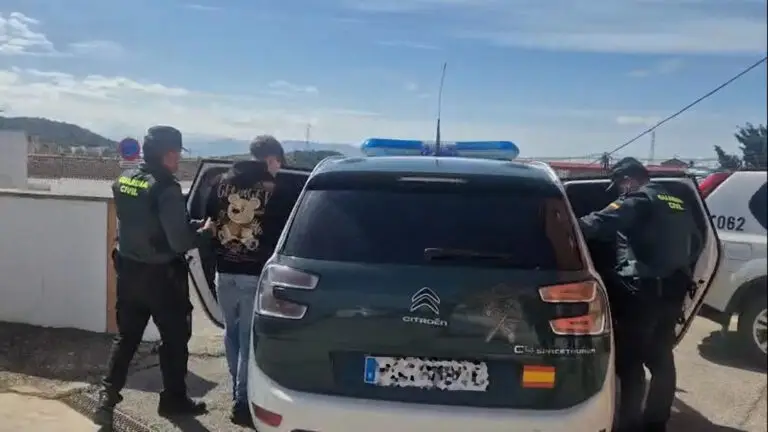 Cae la pareja que habría incendiado ocho coches en Alcalá en una vendetta vecinal