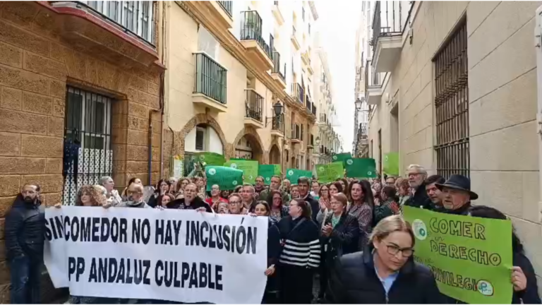 “Sin comedor no hay inclusión”: familias de Upace San Fernando se movilizaron en Cádiz para reclamar la subvención