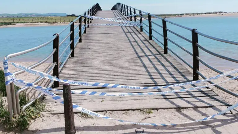 Choque político en Conil: el PSOE acusa al Gobierno local de eludir responsabilidades en el Río Salado