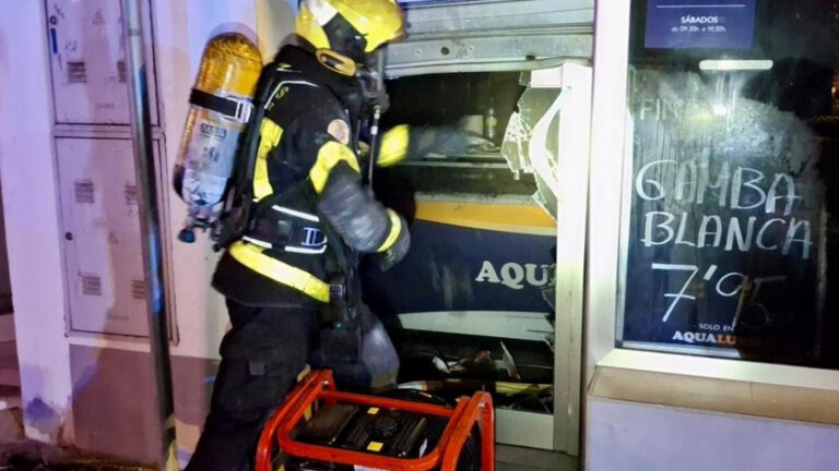 Incendio en un local de Chiclana obliga a intervenir a los bomberos al amanecer