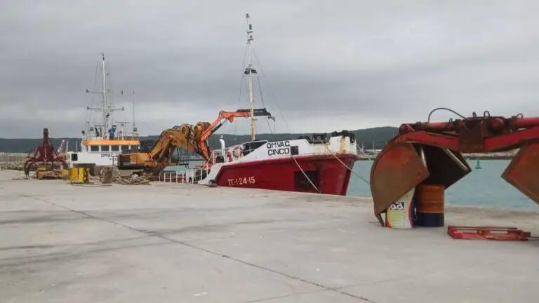 Barbate desbloquea el dragado urgente de su puerto tras meses de problemas