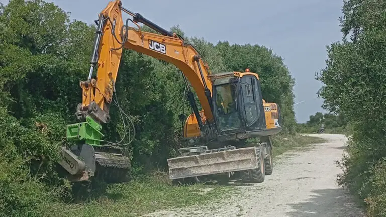 El Ayuntamiento de Barbate intensifica las labores de mantenimiento en San Ambrosio