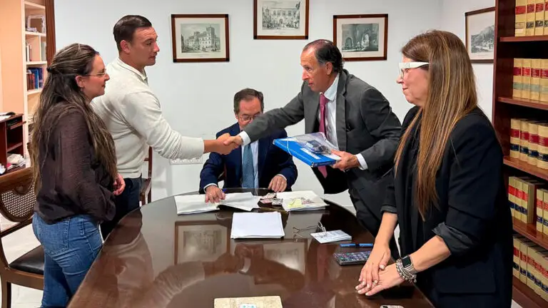 Entregadas ocho viviendas protegidas en la calle Delicias dentro de una promoción municipal de EMSISA