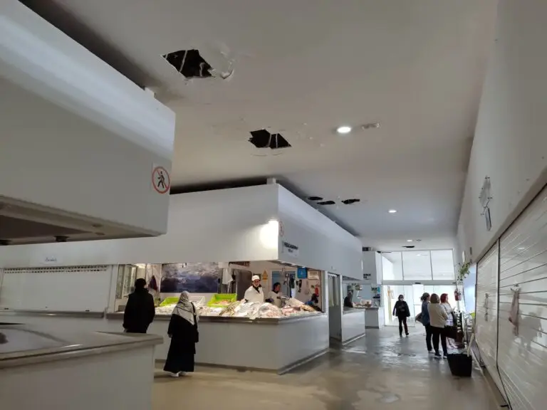 El techo del mercado de abastos de Conil presenta numerosos desperfectos tras los temporales