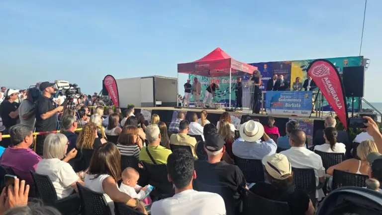 Barbate arranca la XVIII Semana Gastronómica del Atún con un multitudinario acto inaugural en el Paseo Marítimo
