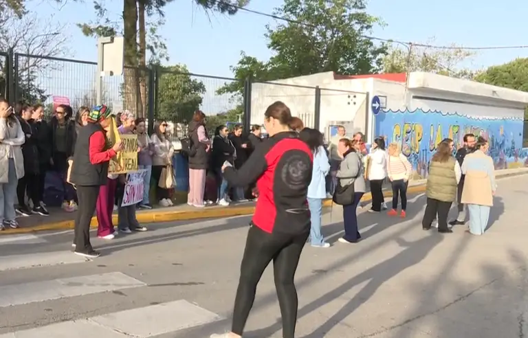 Las familias del CEIP La Atlántida vuelven a exigir una escalera de emergencia