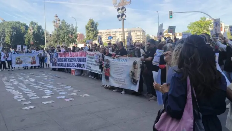 Unas 200 familias se concentran ante San Telmo para exigir más opciones para los niños con cáncer cerebral