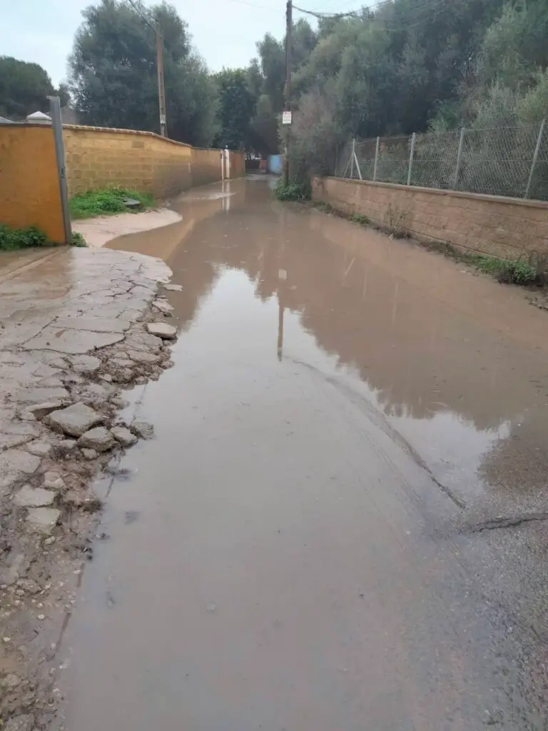 Vecinos de Zahora y Caños de Meca exigen actuaciones urgentes al Ayuntamiento de Barbate por el estado del viario