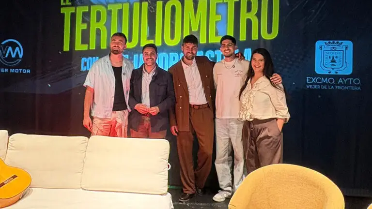 Bellacos TV y Alejandro Astola llenan de música y juventud el Teatro San Francisco de Vejer