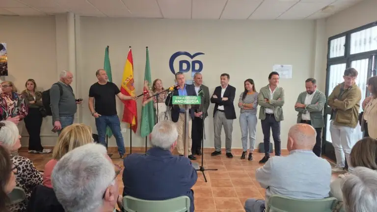 El PP inaugura su nueva sede en Vejer bajo una protesta de la Marea Blanca