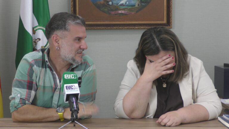 Rosado dimite como concejal en Conil mientras la alcaldesa rompe a llorar