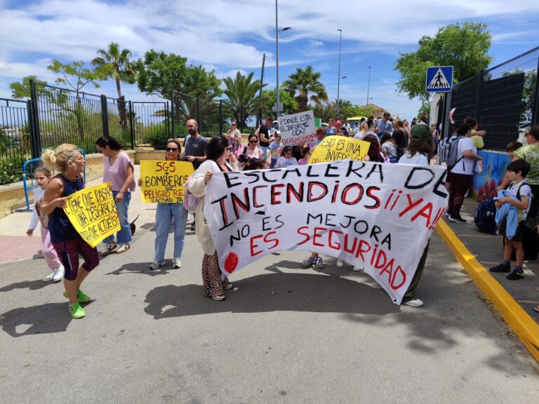 Una treintena de familias protesta con una pitada para exigir una escalera de emergencias en el CEIP La Atlántida