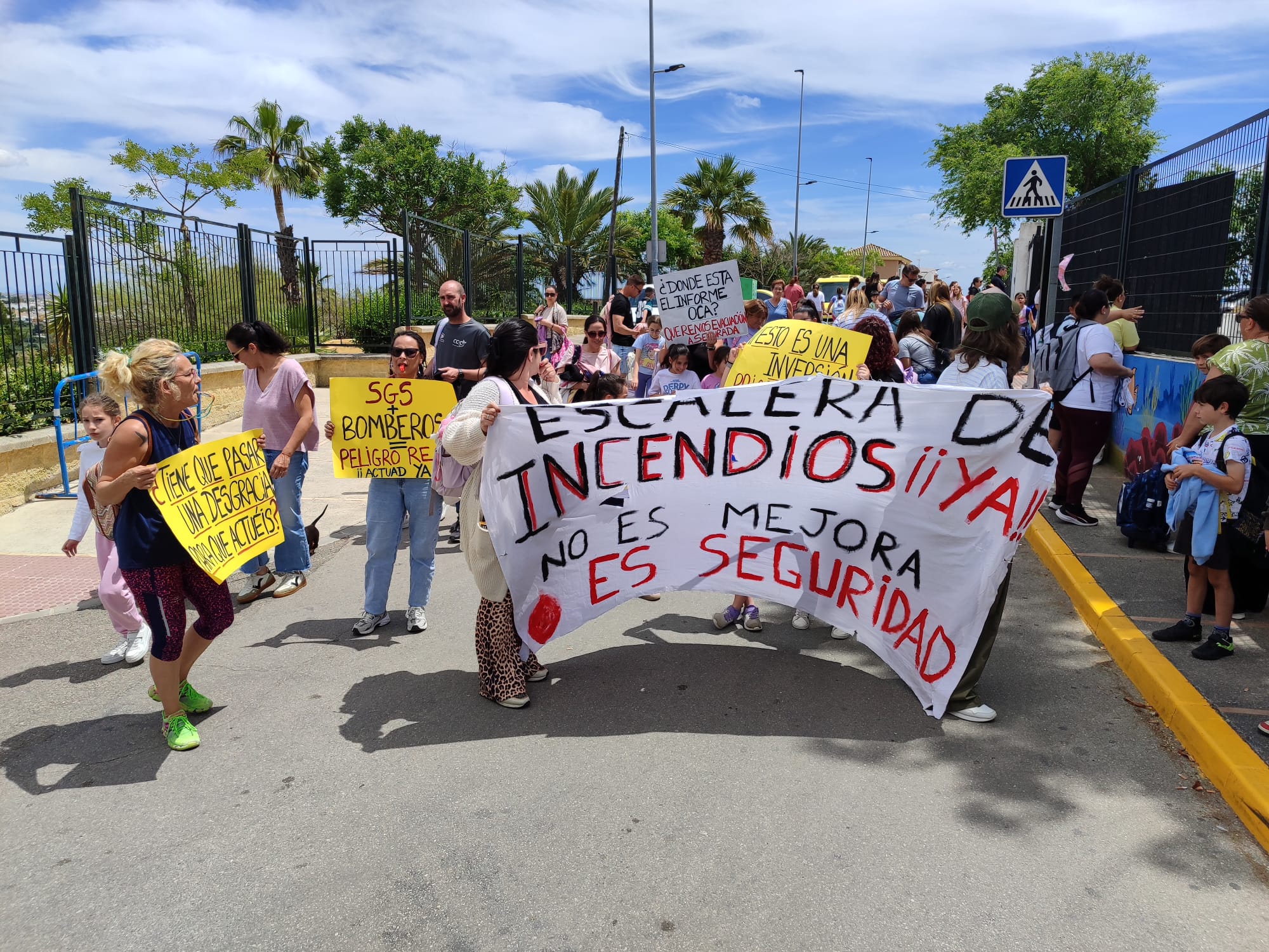 Una treintena de familias protesta con una pitada para exigir una escalera de emergencias en el CEIP La Atlántida