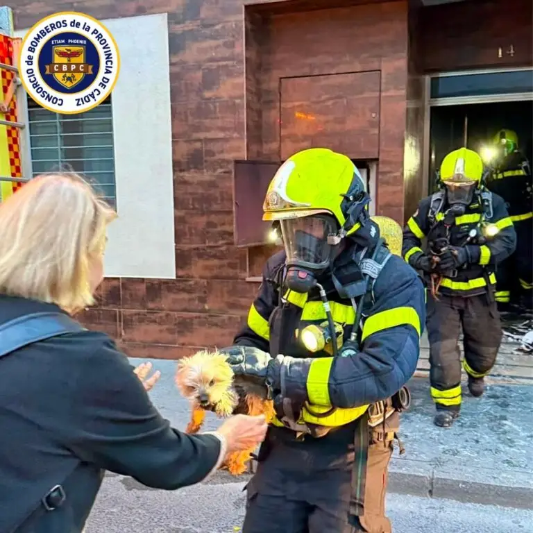 Incendio en un edificio de viviendas de Chiclana deja una persona intoxicada y un perro fallecido