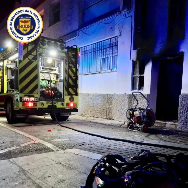 Evacuadas 12 personas tras el incendio de una moto en un edificio de Conil