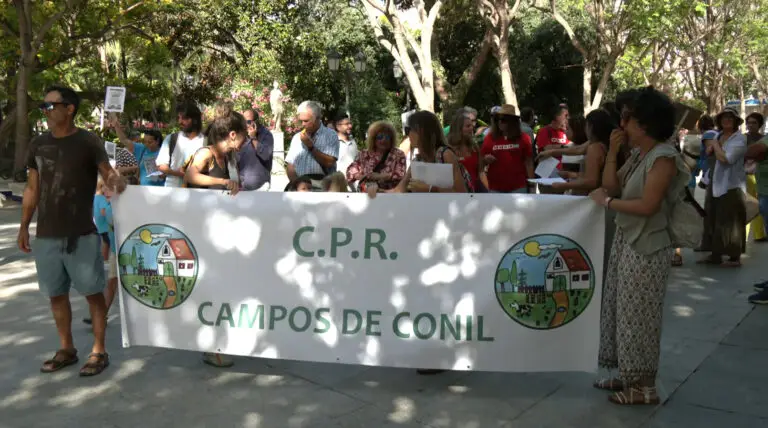Padres y madres de Conil exigen en Cádiz la reapertura de las escuelas rurales cerradas