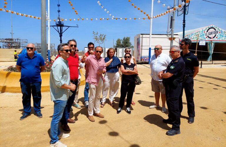 Feria abierta con casetas y atracciones cerradas hasta las 21.00 por el viento