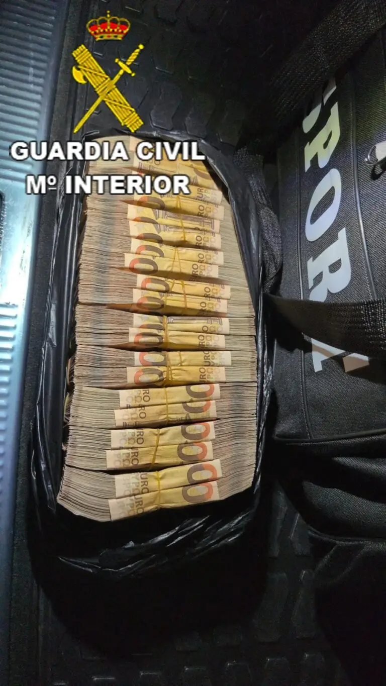 La Guardia Civil interviene más de 815.000 euros ocultos en un vehículo durante un control en Medina Sidonia