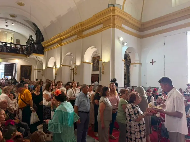 San Telmo se llena en la misa de San Antonio previo al tradicional reparto de panecillos