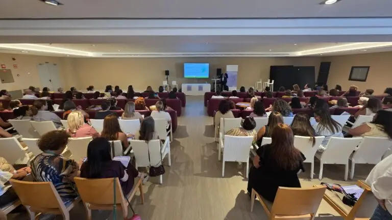 Alta participación en el encuentro formativo de las AFAs de Cádiz, que reúne a casi 200 profesionales en Conil