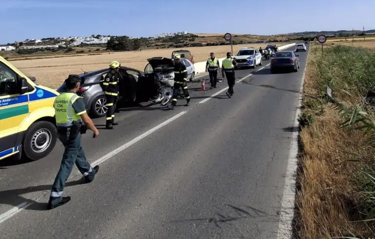 Los bomberos intervienen en un accidente con tres vehículos implicados en la A-2233, en Conil