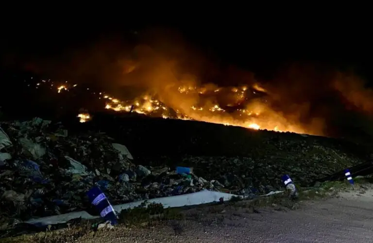 Incendio extinguido en el Complejo Ambiental Miramundo tras una noche de intenso trabajo
