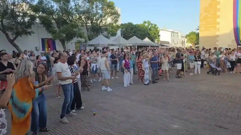 Conil celebra la XII Verbena Orgullosa con música, reivindicación y diversidad en sus calles