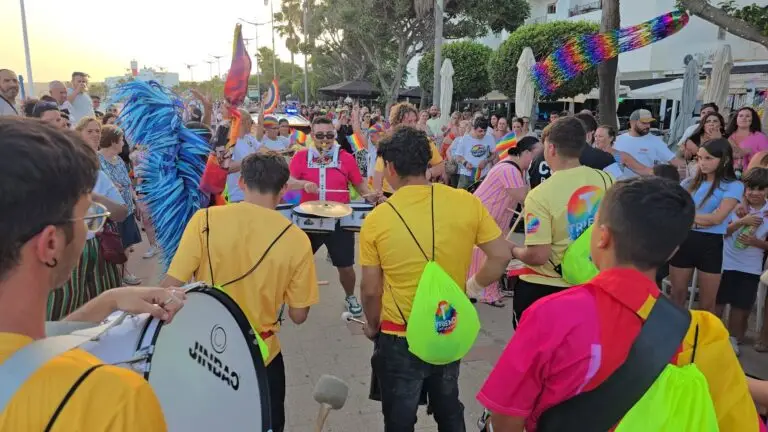 La Marcha del Orgullo barbateño llena el paseo marítimo